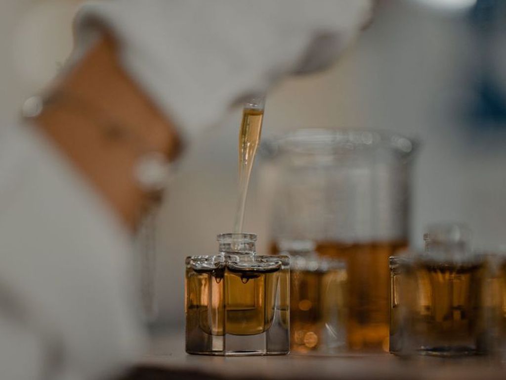 تفاوت عطر، ادکلن، ادوپرفیوم و ادوتویلت چیست؟ راهنمای کامل انتخاب غلظت عطر