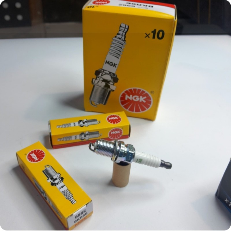 شمع پای کوتاه انجیکای اصلی کد BKR6E..6962بسته 4عددی.پژو405.پارس .سمند .پراید