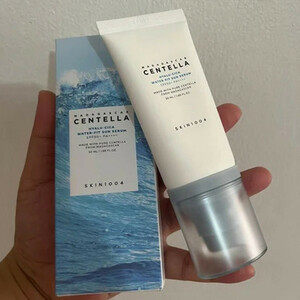کرم ضد آفتاب بدون رنگ سنتلا، 50 SPF، مدل 1004، مناسب پوست حساس، نرمال و خشک و حجم 50 میلی‌لیتر، محافظت کننده در برابر اشعه UVA و UVB، بدون تست حیوانی، ++++PA، آبرسان، ضد التهاب، با ماندگاری 3 ساعته