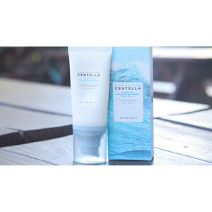 کرم ضد آفتاب بدون رنگ سنتلا، 50 SPF، مدل 1004، مناسب پوست حساس، نرمال و خشک و حجم 50 میلی‌لیتر، محافظت کننده در برابر اشعه UVA و UVB، بدون تست حیوانی، ++++PA، آبرسان، ضد التهاب، با ماندگاری 3 ساعته