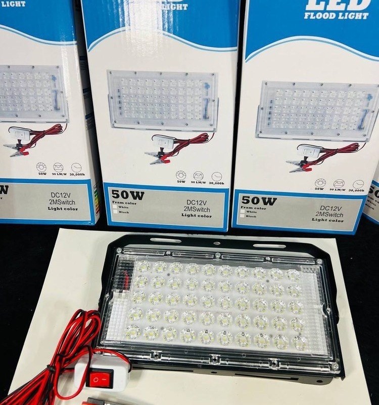 پروژکتور LED 50 وات 12 ولت DC مدل گیره‌دار با کلید روشن/خاموش