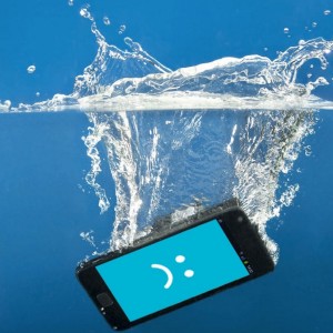 مراحل فوری برای جلوگیری از آسیب بیشتر در آب‌خوردگی و نحوه خشک کردن گوشی