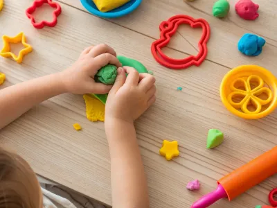 انواع خمیر بازی برای کودکان :ویژگی‌ها و استانداردهای خمیربازی مرغوب