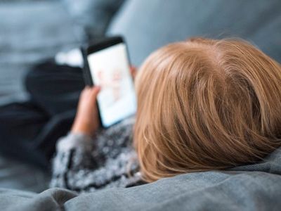 چگونه موبایل و تبلت را از کودکان دور کنیم؟ معرفی راهکارهای موثر برای رفع وابستگی کودک به فضای مجازی