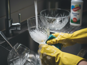 ۷ اشتباه رایج در شست‌وشوی ظروف بلوری که باعث کدر شدن آن‌ها می‌شود