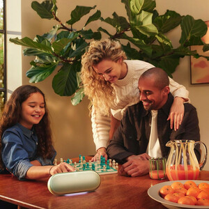 اسپیکر Harman Kardon Luna 2 روی میز