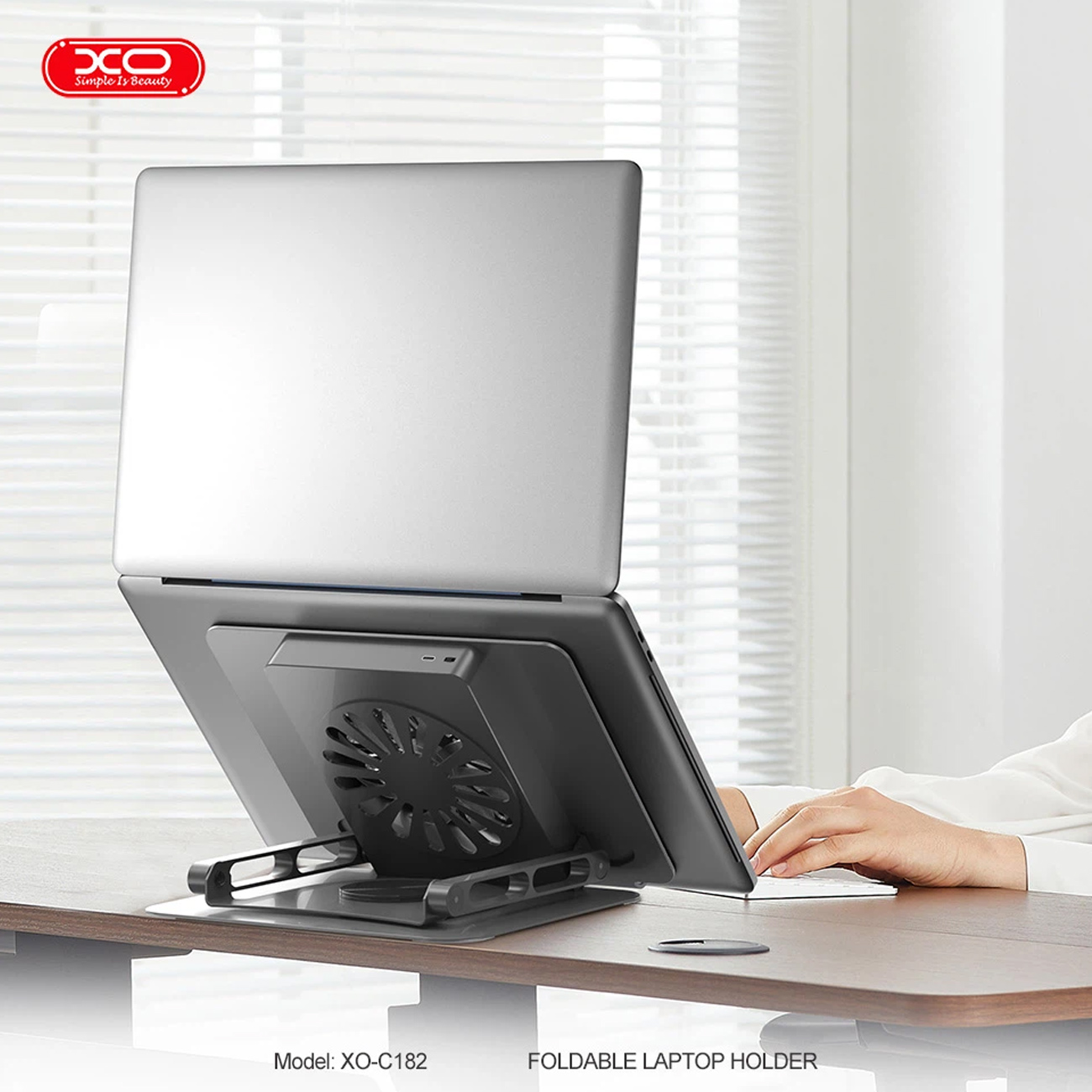 استفاده کاربر از استند لپتاپ