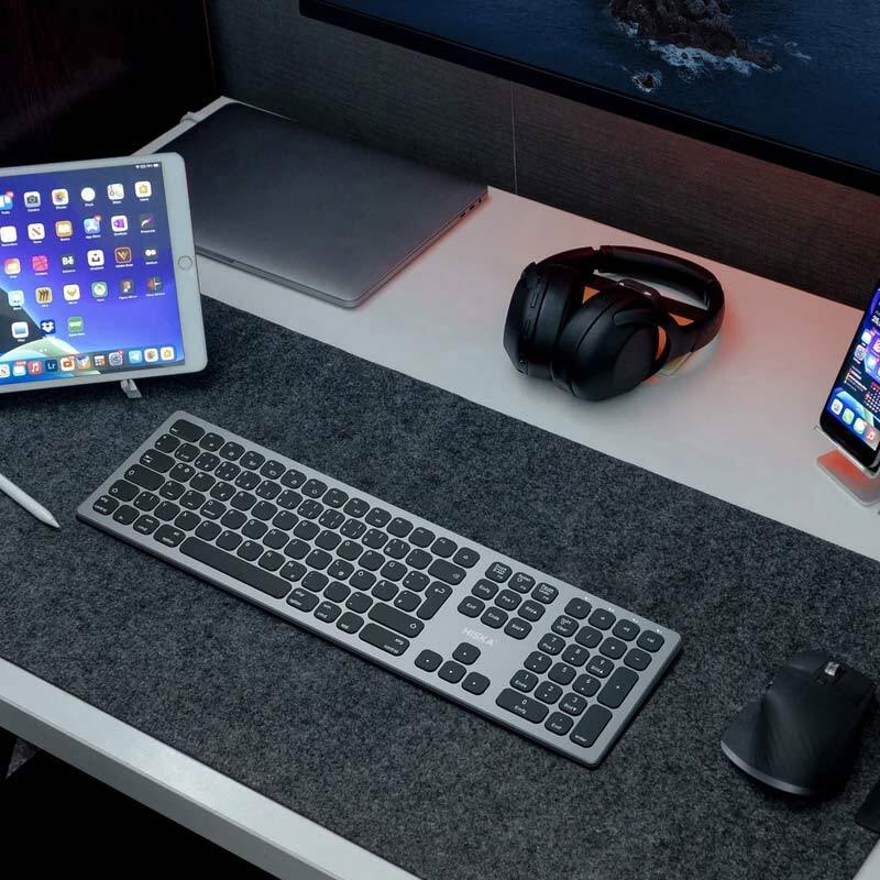 کیبورد روی میز کار