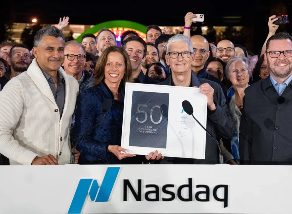 Tim Cook زنگ آغاز معاملات Nasdaq را به مناسبت ۵۰ سالگی Apple به صدا درآورد