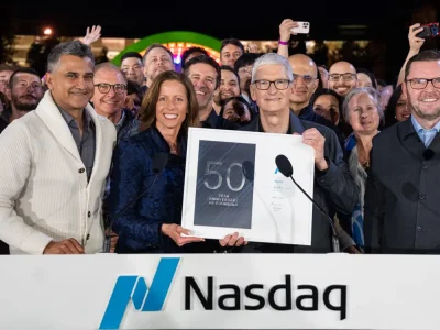Tim Cook زنگ آغاز معاملات Nasdaq را به مناسبت ۵۰ سالگی Apple به صدا درآورد