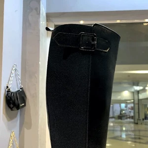 بوت بلند زنانه مدل کلاسیک با پاشنه بلوکی، رنگ مطابق تصویر