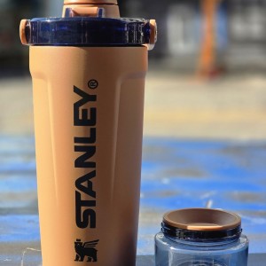 شیکر استنلی ۵۹۰ میلی لیتر مخزن دار مدل  Stanley Activate Shaker Bottle