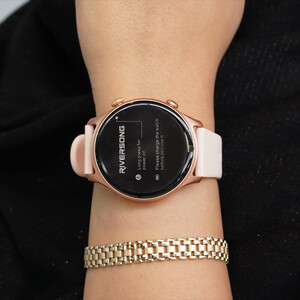 ساعت هوشمند ریورسانگ مدل  Motive 7C SW71 دارای قابلیت های کنترل سطح اکسیژن خون، ضد آب، قابلیت تغییر طرح ساعت یا تم بند سیلیکون