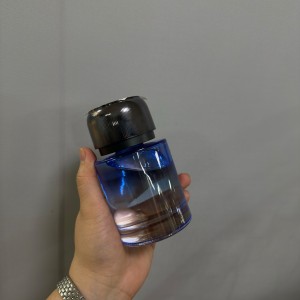 دستگاه خوشبوکننده و آروماتراپی هوشمند خودرو با پخش خودکار عطر