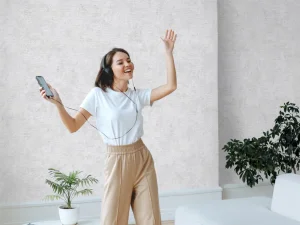 کاغذ دیواری کربن 3/carbon3 طرح پتینه سفید کد ۱۰۲۴۴