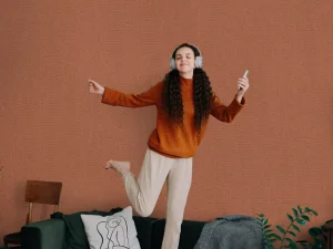 کاغذ دیواری کربن 3/carbon3 طرح بافت نارنجی / عنابی کد ۱۰۲۵۴