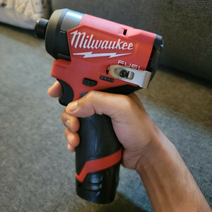 دریل چکشی و پیچ گوشتی شارژی میلواکی مدل 22-3497