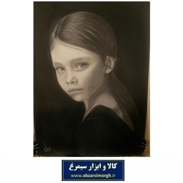 تابلو نقاشی سیاه قلم دختر سیاه پوش اثر دکتر آزیتا محمودپور