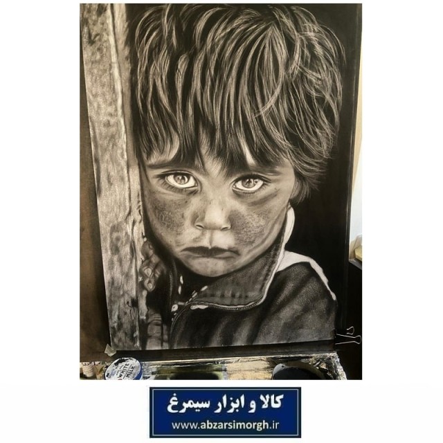 تابلو نقاشی سیاه قلم پسر غمگین اثر دکتر آزیتا محمودپور
