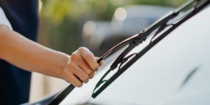 چگونه برف پاک‌کن خودرو را تعویض کنیم؟ راهنمای کامل انتخاب، نصب و افزایش عمر تیغه برف‌پاک‌کن(145)