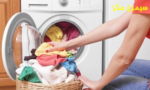 قرار دادن لباس در ماشین لباسشویی