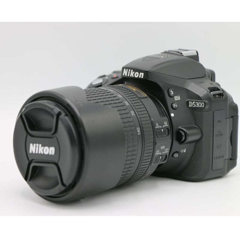 دوربین عکاسی نیکون دست دوم Nikon D5300 kit 18-140mm f/3.5-5.6 G VR(شات 15000) همراه با لنز نیکون Nikon AF-S DX NIKKOR 35mm f/1.8G Lens