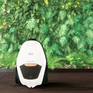جاروبرقی 2200 وات آ ا گ مدل  VX82-1-ALR