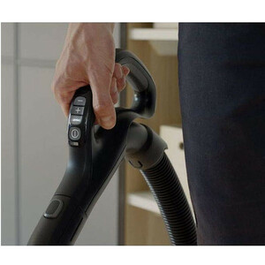جاروبرقی 2200 وات آ ا گ مدل  VX82-1-ALR
