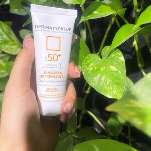ضد آفتاب روشن کننده و ضد لک +SPF50 درماتیپیک (2)