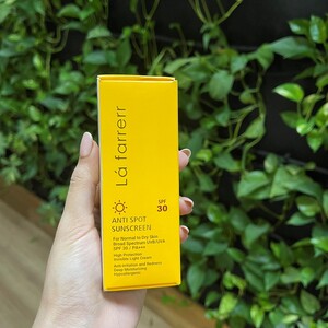 کرم ضد آفتاب و ضد لک بدون رنگ پوست نرمال تا خشک SPF30 لافارر