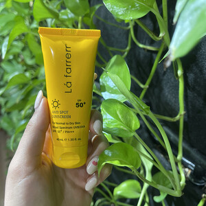 کرم ضد آفتاب و ضد لک بدون رنگ پوست نرمال تا خشک SPF50 لافارر