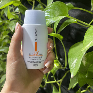 کرم ضدآفتاب بدون رنگ پوست نرمال تا خشک ژیناژن spf 50