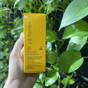 کرم ضد آفتاب و ضد لک بدون رنگ پوست چرب و جوشدار SPF30 لافارر