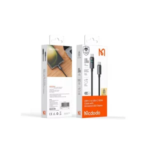 تصویر کابل شارژ مک‌دودو CA-5610 تایپ‌سی به تایپ‌سی، در حال نمایش توان 100 وات روی نمایشگر دیجیتال و اتصال به لپ‌تاپ