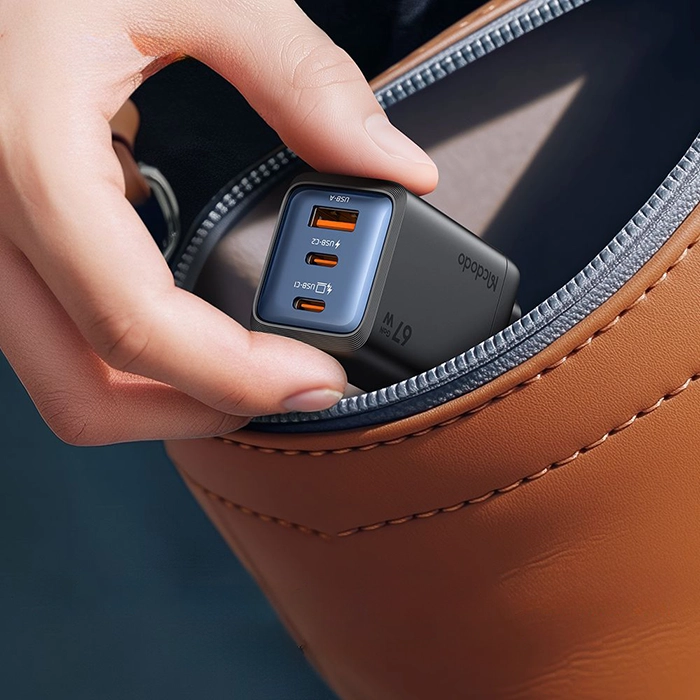 شارژر مک‌دودو CH-0970 با قابلیت شارژ سریع PD و QC با توان 67 وات به صورت آداپتور مینی با 3 پورت