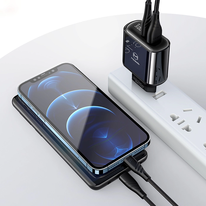 شارژر دیواری مک‌دودو CH-7170، راه‌حل مناسب برای شارژ سریع با توان 20 وات، دو پورت PD+QC و نمایشگر دیجیتال