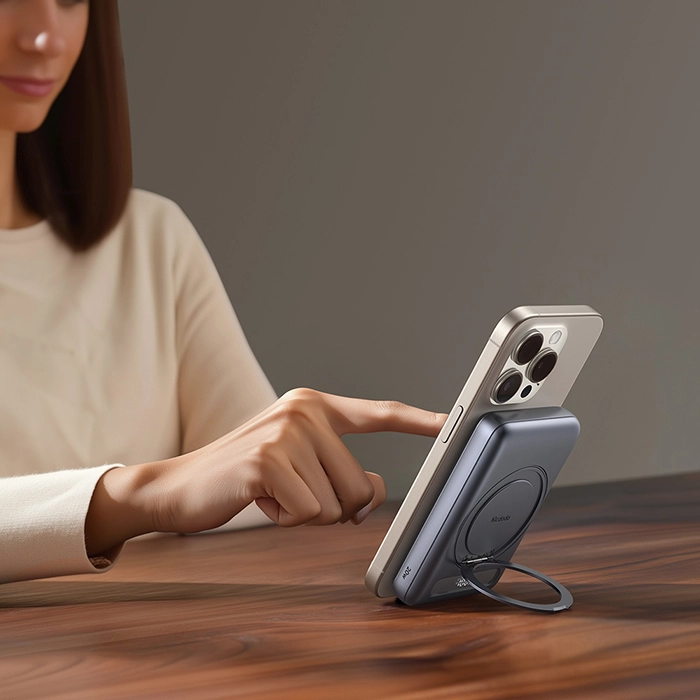 پاوربانک شارژر مکدودو MC-8371 مگسیف، با ظرفیت 10000mAh، طراحی 2-در-1 و شارژ سریع 20W برای شارژ آسان دستگاههای شما