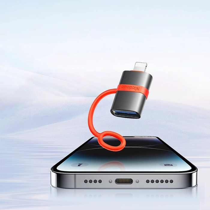 تبدیل OTG مک‌دودو OT-2600 با قابلیت انتقال سریع داده‌ها بین دستگاه‌های USB و آیفون، بدنه مقاوم و بند سیلیکونی برای حمل راحت