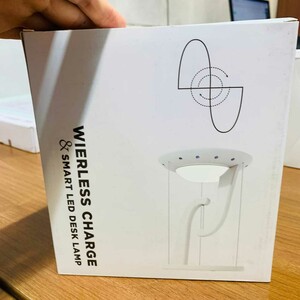 چراغ مطالعه LED رومیزی هوشمند و شارژر بی‌سیم