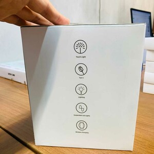 چراغ مطالعه LED رومیزی هوشمند و شارژر بی‌سیم