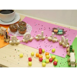 استند اسم قطار با حروف چوبی