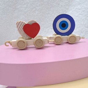 استند اسم قطار با حروف چوبی