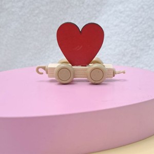 استند اسم قطار با حروف چوبی