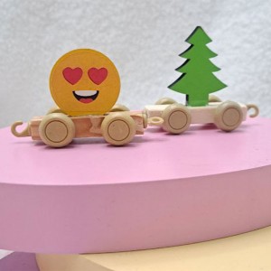 استند اسم قطار با حروف چوبی