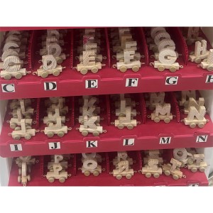 استند اسم قطار با حروف چوبی