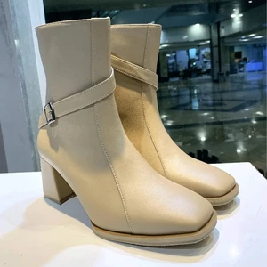 نیم بوت زنانه چرم مدل سگک‌دار پاشنه پهن کد02، رنگ مطابق تصویر