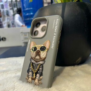 قاب محافظ گوشی آیفون 15 پرو سگ بولداگ با زنجیر و عینک واقعی نیمی