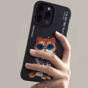 کاور محافظ گوشی آیفون 15 طرح گربه با عینک و زنجیر واقعی و خز گلدوزی‌شده نیمی