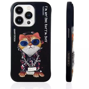 محافظ گوشی آیفون 15 طرح گربه با عینک و زنجیر واقعی و خز گلدوزی‌شده نیمی