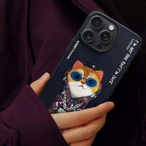 کیفیت قاب محافظ گوشی آیفون 15 طرح گربه با عینک و زنجیر واقعی و خز گلدوزی‌شده نیمی